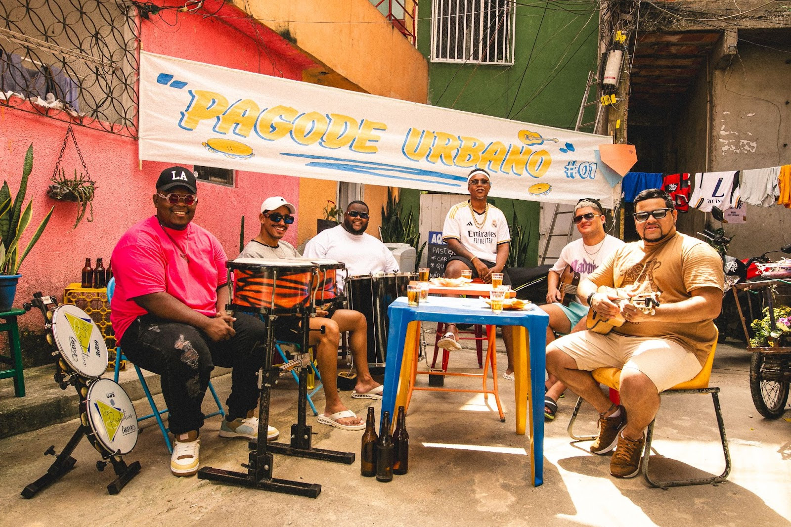 Lukinhas (ao centro) nos bastidores da gravação do álbum “Pagode Urbano #01”, na comunidade Asa Branca, no Rio de Janeiro - crédito: @felipe.alberto.s / Divulgação Som Livre