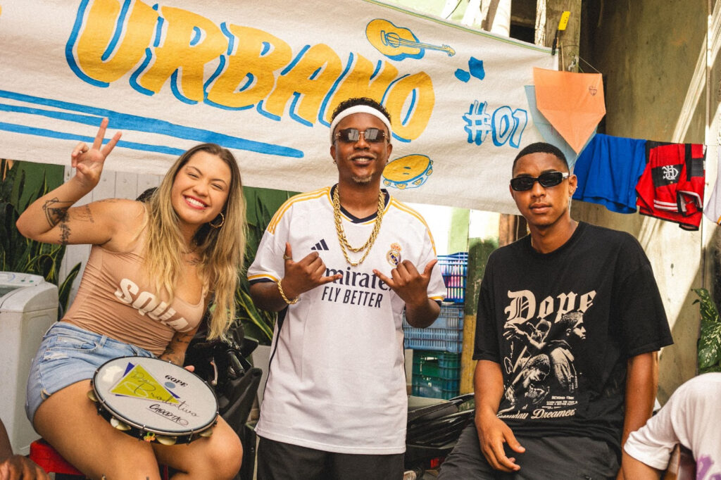 Lukinhas (ao centro), Gica e LH Emici nos bastidores da gravação do álbum “Pagode Urbano #01”, na comunidade Asa Branca, no Rio de Janeiro - crédito: @felipe.alberto.s / Divulgação Som Livre