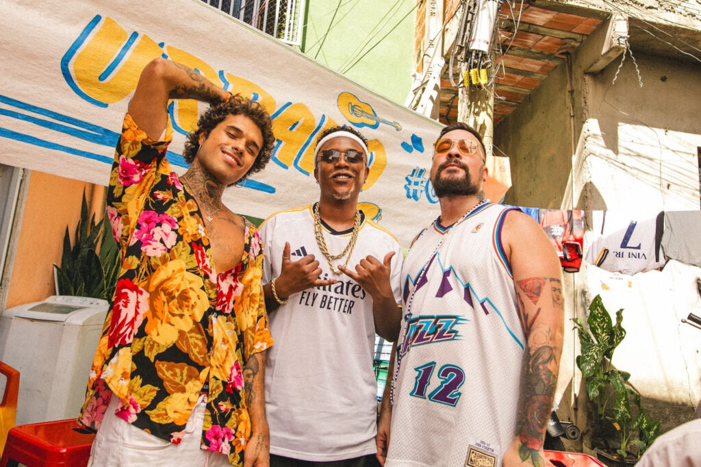 Lukinhas (ao centro), Vitão e Pablo Bispo nos bastidores da gravação do álbum “Pagode Urbano #01”, na comunidade Asa Branca, no Rio de Janeiro - crédito: @felipe.alberto.s / Divulgação Som Livre