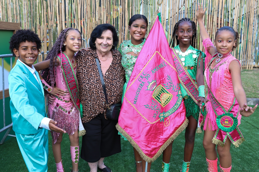 Dea Lucia e a alunos da escola mirim Mangueira do Amanhã / Foto de divulgação