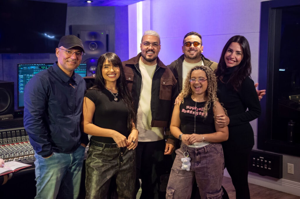Umberto Tavares, Kysha, Belo, Mine, Igor Dias e Tati Nascimento no estúdio da Mousik - Divulgação