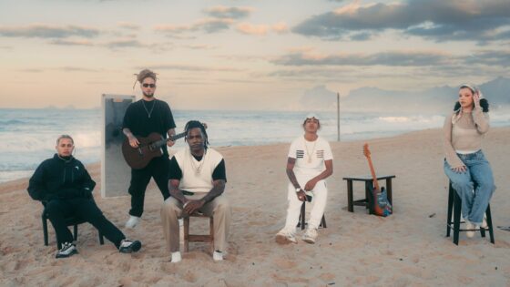 Harley MC, Felipe Rasta, Pelé Milflows, Menor Nx e Madu na gravação do videoclipe na Praia de Piratininga, em Niterói - Divulgação 1Kilo