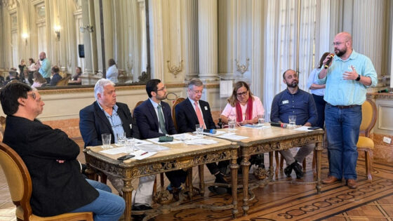 O presidente do CREA-RJ, Miguel Fernández, falou na audiência sobre acidentes nas calçadas e defendeu mudanças na legislação. Foto: Rodrigo Motta