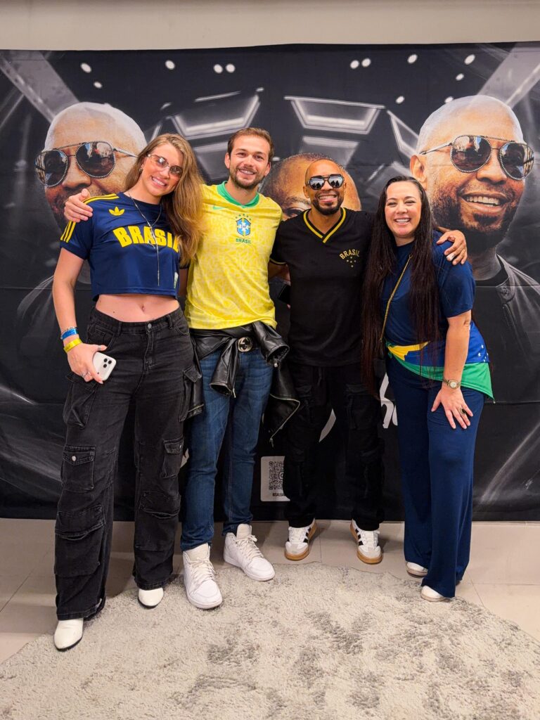 O Ator e diretor Vincenzo Richy com a namorada Julia , Salgadinho e Gis de Oliveira